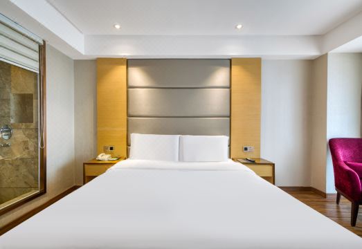 화이 이스턴 호텔