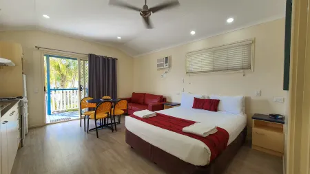 Alex Beach Cabins and Tourist Park Отели рядом с достопримечательностью «Аквариум СИ ЛАЙФ Саншайн-Кост»