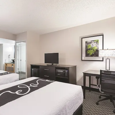 La Quinta Inn & Suites by Wyndham Plantation at SW 6th St Hotels near Shoppes at Cleary