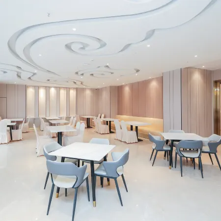 Yilong Ruiyun Hotel (Guangcai Market Store at Anqing High speed Railway Station)