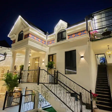 Yining Huatian Bieyuan Homestay (Liuxing Street Scenic Area)