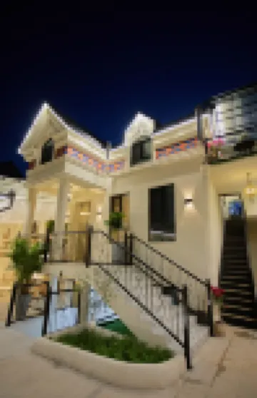 Yining Huatian Bieyuan Homestay (Liuxing Street Scenic Area)