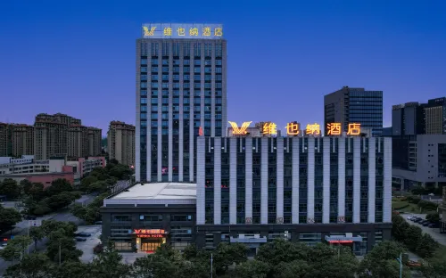 Vienna Hotel (Zhuji Station Baolong Plaza)