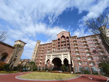 Tianyi Fangcaodi Holiday Hotel Отели рядом с достопримечательностью «Three Natural Bridges»