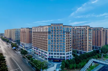 Lavande Hotel Changsha Outlets Zhongxin Square Metro Station Отели рядом с достопримечательностью «Hunan Vocational College of Science and Technology (Muyun Campus)»