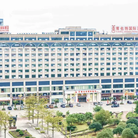 Vienna International Hotel (Luzhai County Government Administrative Plaza Branch)