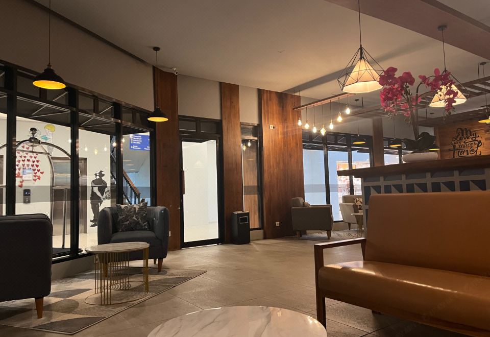 라부안바조 항구 근처 호텔의 전경