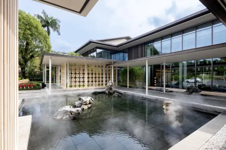 Zhongshan Hot Spring Hotel (Central Park) Отели рядом с достопримечательностью «Zhuhai Branch of Beijing Normal University Dormitory»