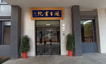 Twin Peaks Polytechnic College Hotel