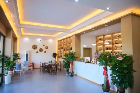 Lotus View Riverside Homestay Отели в г. Гучжан