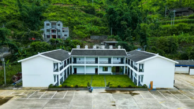 壩盤瀾湖驛舍（安龍萬峯湖鎮店）