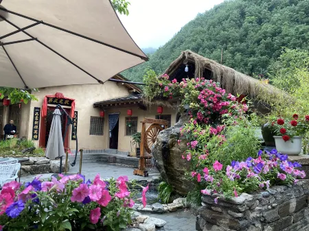 Zhashui YinShe Chinese Inn Отели рядом с достопримечательностью «First Draftage of Zhashui Canyon»