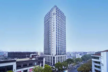 Four Seasons Hotel Changde Shangchuan Отели рядом с достопримечательностью «Hunan University of Arts and Science (East to Changjiashan Community Health Service Station)»