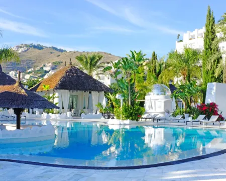 هوتل سويتس ألبايزين ديل مار فنادق في ألمونيكار