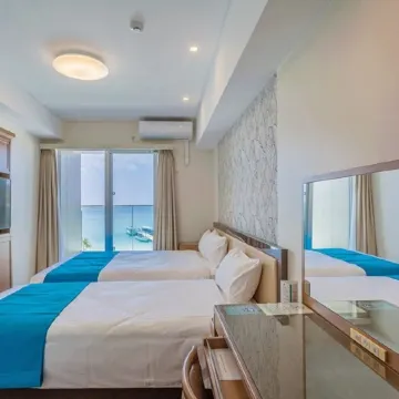 KARIYUSHI LCH.RESORT on The Beach