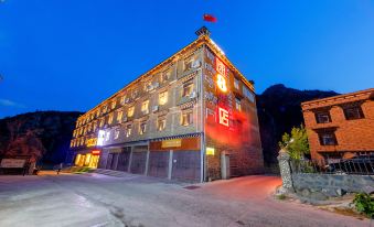 Super 8 Hotel (Entrance to Daocheng Yading Scenic Area)