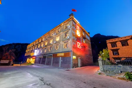 Super 8 Hotel (Entrance to Daocheng Yading Scenic Area)