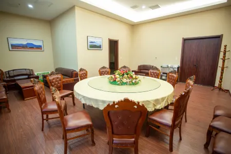 Pengtai Century Hotel Отели рядом с достопримечательностью «Subingwen Square»