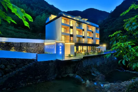 Stream in Cloud Resort Hotel Отели рядом с достопримечательностью «Donglingcun»