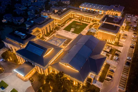 Maison New Century Hotel Fengyang Отели рядом с достопримечательностью «Anhui Science & Technology University (Donghua Road)»