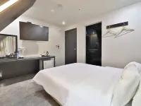 Platinum Hotel Hotel in zona Mercato del Pesce di Shindonga
