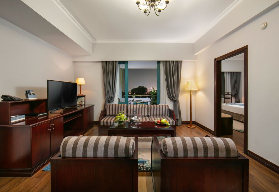 4. 더 트레이 호텔..