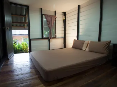 Les Fleurs House Отели рядом с достопримечательностью «Small Sandy Beach»