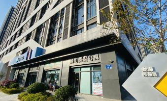 Qingfeng Cinema Apartment (Nanjing Railway Station Central Gate Shop)