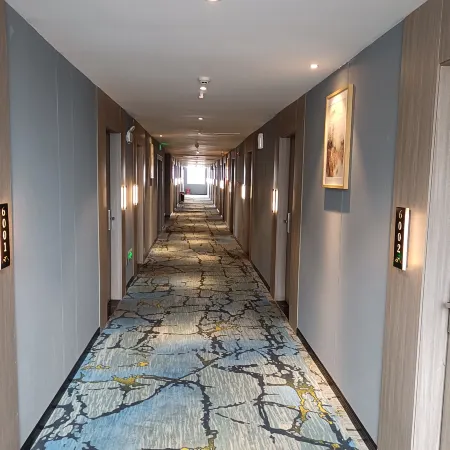 Weiai E-sports Hotel (Ningxiang Emerald Lake International Plaza)