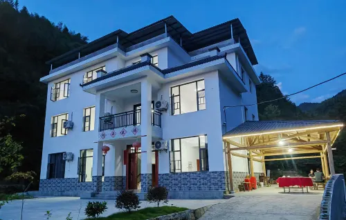 Shennonggu Qingyuan No.11 Homestay - Pet Friendly