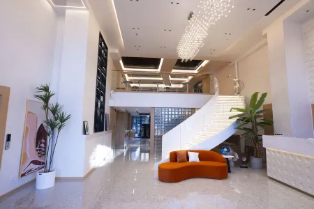 Hemuyueju Hotel (Weichang Mulan New World) Отели в г. Вейчан