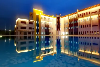 房東の猫アートホテル（黄山北高速鉄道駅） 徽州文化園·華商山荘-プール周辺のホテル