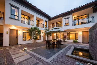 Songfengju Courtyard Hotel (Xingyi Wanfenglin Airport & High-speed Railway Station Branch) Hotel dekat Jushan Square