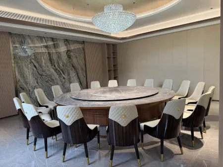 Hezhou Bamboo Hidden Hot Spring Resort Отели рядом с достопримечательностью «Shibashuiyuan Ecological Scenic Spot»