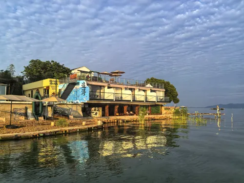 Zhuixun · Designer Full Lake View Homestay