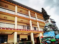 Lotus Folk Camp Shangri-La Store 숭잔린쓰/송찬림사 관광단지 호텔