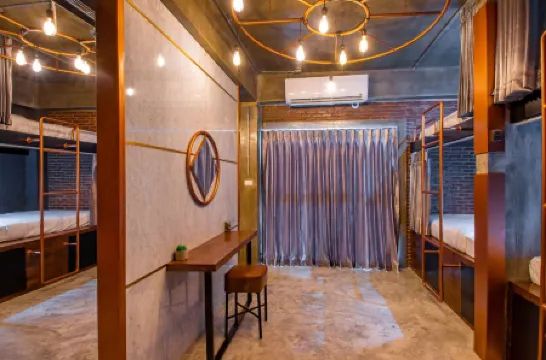 Kaen Hostel Pattaya Отели рядом с достопримечательностью «Альказар»