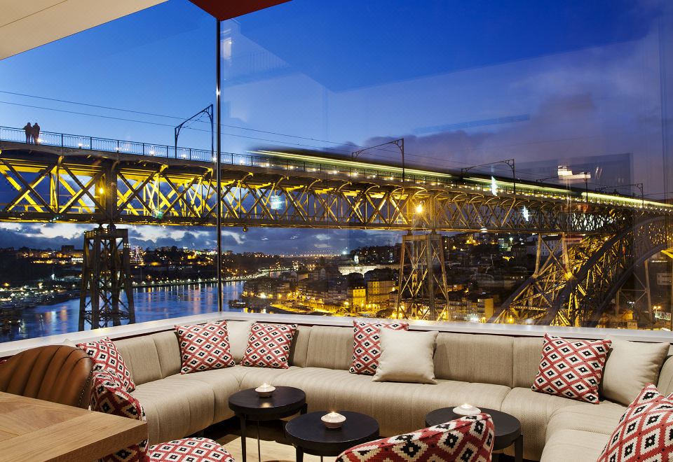 호텔 빈치 폰테 데 페로의 옥상 수영장과 라운지