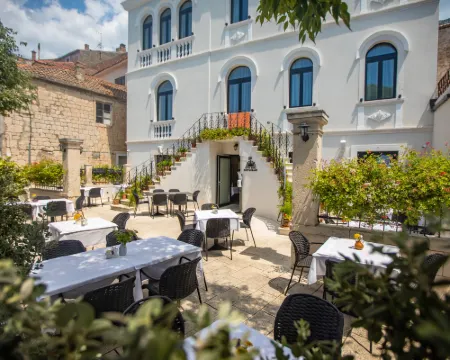 波林傳統酒店 Opcina Makarska酒店