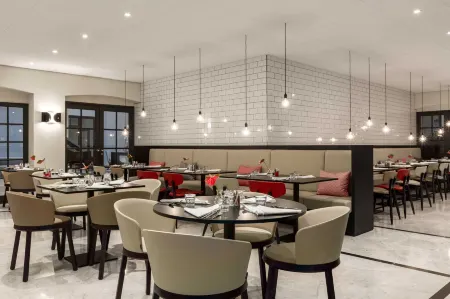 NH Collection Amsterdam Barbizon Palace Отели рядом с достопримечательностью «Dopey's Elixir»