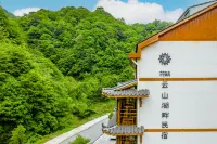 Floral Hotel·Shennongjia Yunshan Lake Guest House (Dajiuhu Pingqian Town Branch) Hotel berhampiran Banbi Rock