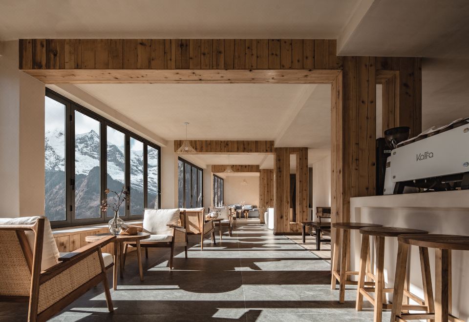 Hotel Aulac Over view