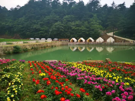 Chongqing Black Valley Ordovician Tianmen Hualu Forest Homestay Отели рядом с достопримечательностью «Banliao Lake»