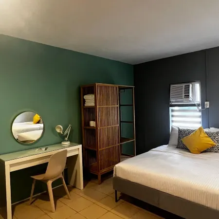 Emerald Manor Hotel