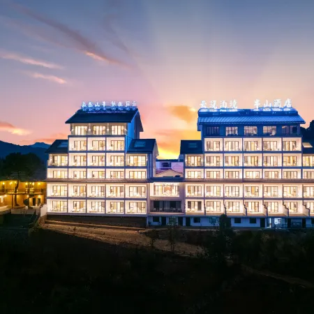 Cloud Built Banshan Pond Scene Hotel