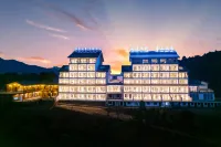 Cloud Built Banshan Pond Scene Hotel