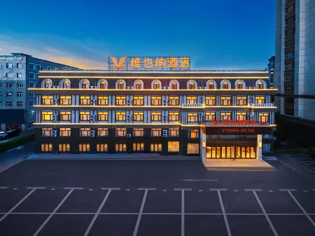 Vienna Hotel（5.0 Heihe Train station Hotel） Отели рядом с достопримечательностью «Lv'e Overseas Chinese Memorial Hall»
