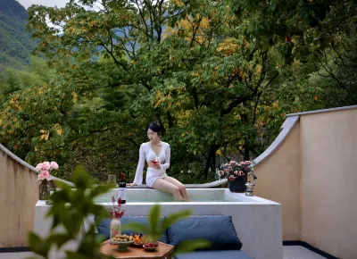 Anji Jane Eyre Hot Spring B&B Hotels near Anji Tianmu Mountain Drifting