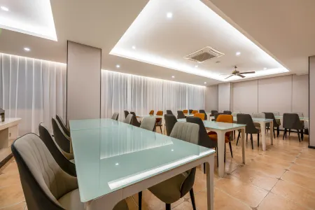 Guangzhou GEEINN German Hotel (Zhuliao Subway Station Guangdong-Hong Kong-Macao Greater Bay Area Vegetable Basket Trading Center) Отели рядом с достопримечательностью «Zhongkai University of Agriculture & Engineering»