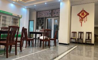 Luoping Chunri Xiaoyuan Homestay (Jinji Peak Cong Branch)